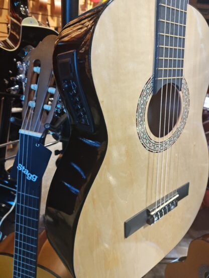 Guitarra electrocriolla PARQUER con eq activo 5 bandas,con tensor regulable,funda impermeable,madera de tilo - Imagen 4
