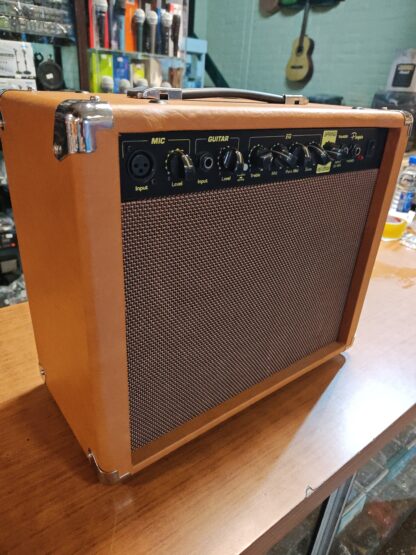 Equipo para guitarra ACUSTICA o ELECTROCRIOLLA,marca PARQUER,30w,con dos entradas,una balanceada para micrófono y otra para la guitarra,con efecto reverberancia,y entrada auxiliar,celular etc.salida auricular,equalizacion paramétrica - Imagen 2