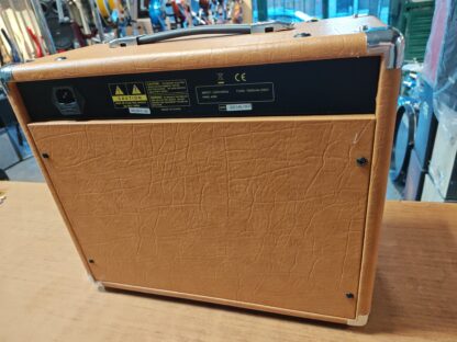 Equipo para guitarra ACUSTICA o ELECTROCRIOLLA,marca PARQUER,30w,con dos entradas,una balanceada para micrófono y otra para la guitarra,con efecto reverberancia,y entrada auxiliar,celular etc.salida auricular,equalizacion paramétrica - Imagen 5
