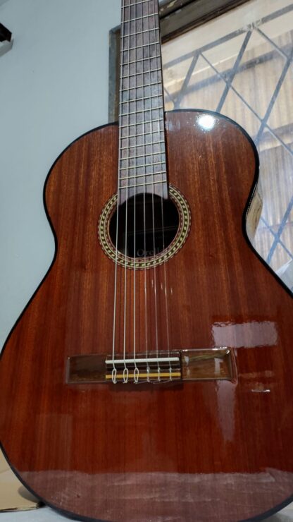 Guitarra medio concierto luthier ORELLANO,aro y fondo araucaria,tapa caoba puente cancharana - Imagen 3