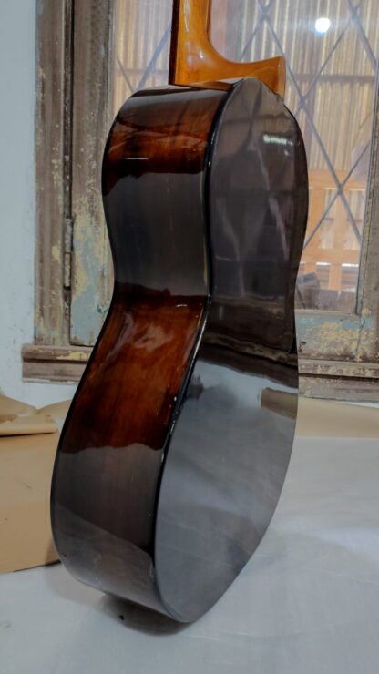 Guitarra medio concierto luthier ORELLANO,aro y fondo araucaria,tapa caoba puente cancharana - Imagen 2
