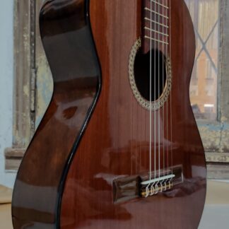 Guitarra medio concierto luthier ORELLANO,aro y fondo araucaria,tapa caoba puente cancharana