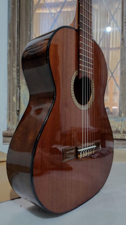 Guitarra medio concierto luthier ORELLANO,aro y fondo araucaria,tapa caoba puente cancharana