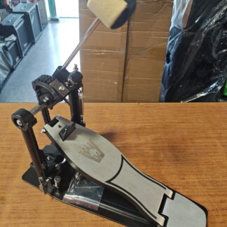 Pedal de bombo con base reforzado marca Wotan,mazo cuatritonal